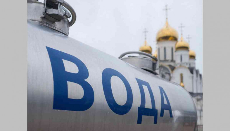 цистерна с водой напртив храма