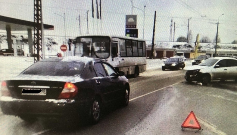 Водитель автомашины не справился с управлением и повредил стоявшую волгу