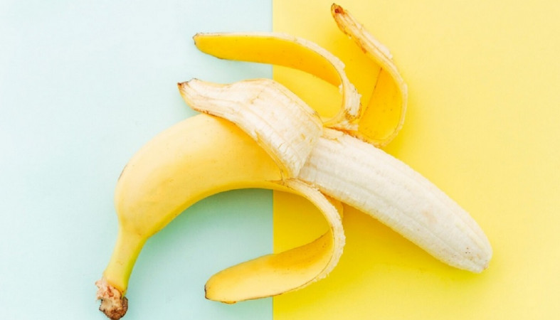 Банан на столе