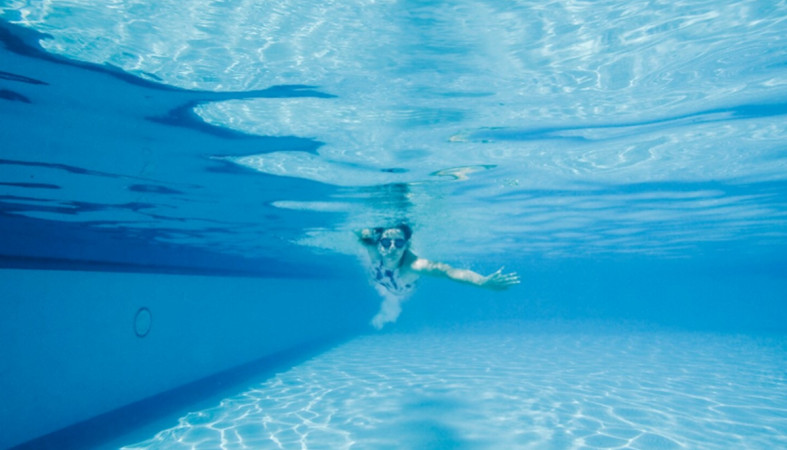 женщина в бассейне