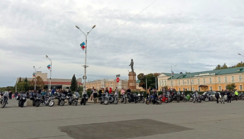 Байкеры на площади Кирова