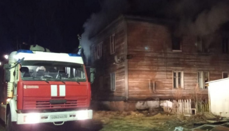 Пожар вспыхнул в двухэтажном доме в Петрозаводске