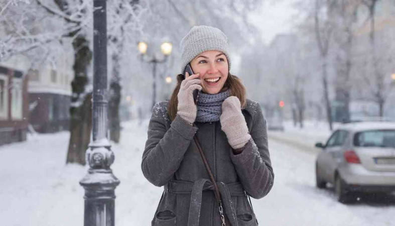 девушка с телефоном