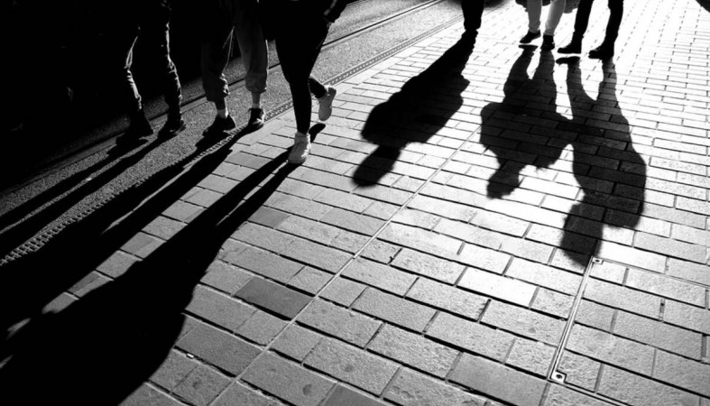 тротуар_ноги_туристы_прогулка_вечер