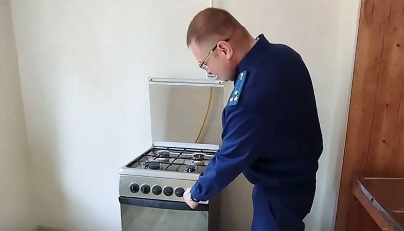 Прокурор оценивает состояние жилья для сирот.