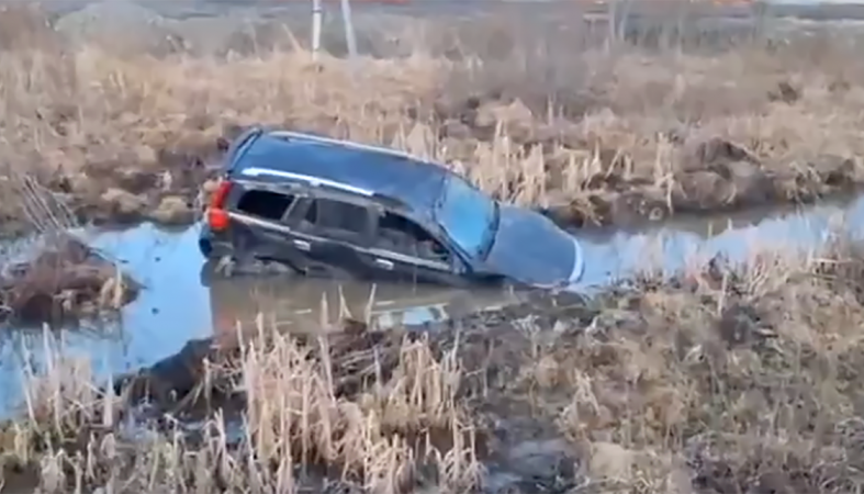 Автомобиль в кювете после ДТП.