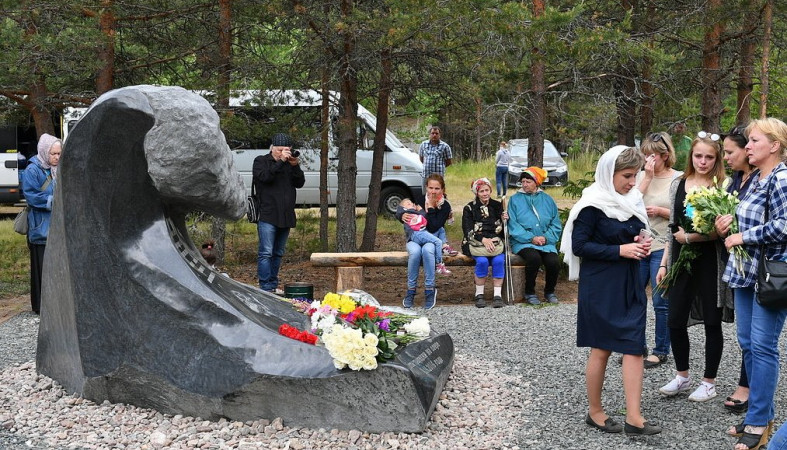 Панихида по погибшим на озере Сямозеро детям прошла в Карелии (фото)
