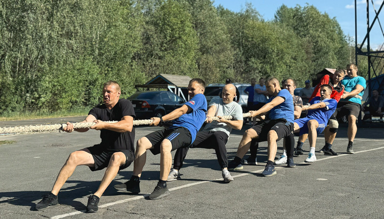 Пожарные соревнуются в перетягивании каната.