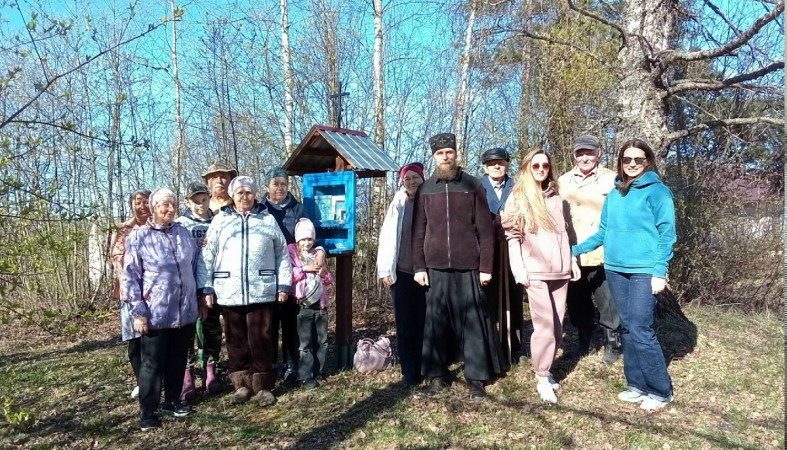 деревенские активисты на месте будущей часовни