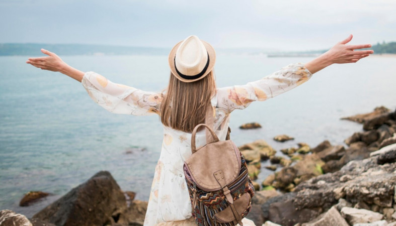 девушка путешествует