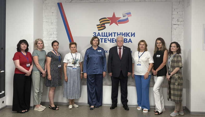 Сенатор Чижов и сотрудники фонда