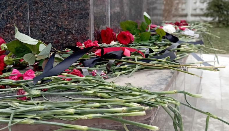 Цветы на мемориале