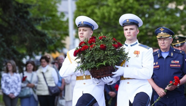 В Карелии в День республики возложили цветы к Вечному огню