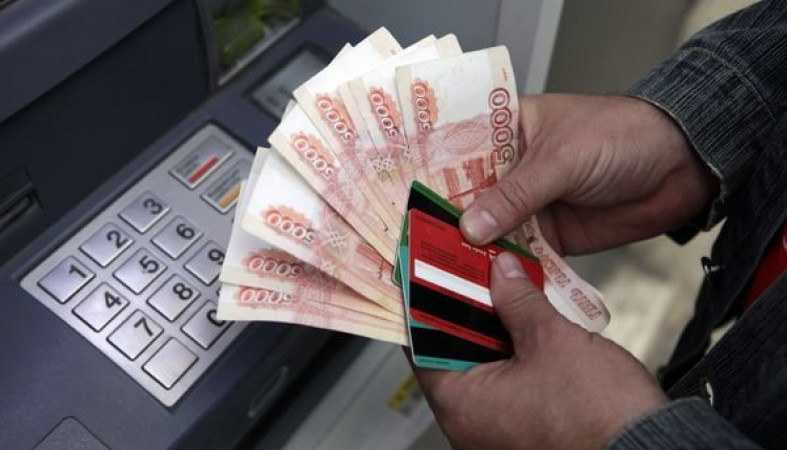 Кража денег из банкомата крючком