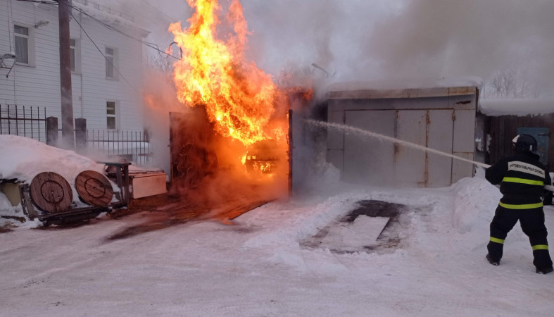Автомобиль сгорел вместе с гаражом в Карелии