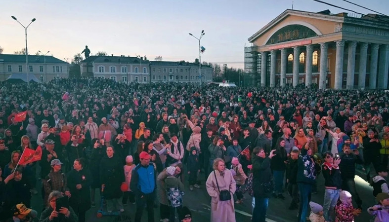 Люди на Кирова в День Победы Праздничный концерт