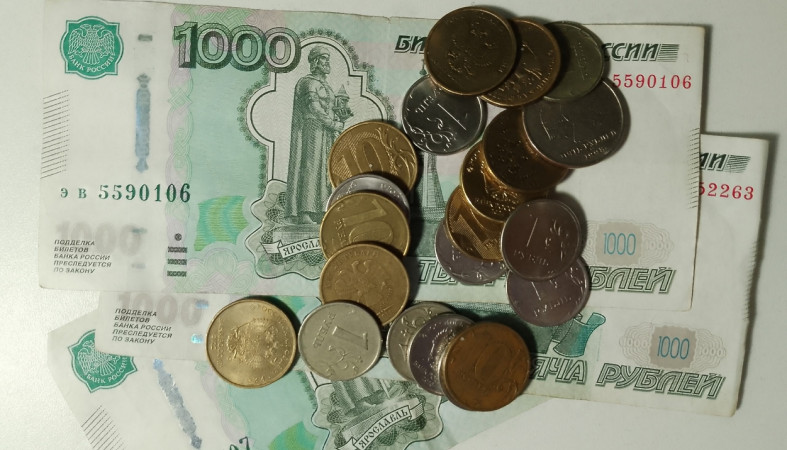 Рубли и монетки лежат на столе Рубли и монетки лежат на столе