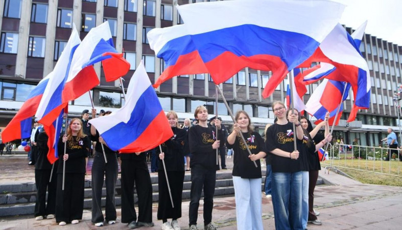 дети с флагами России