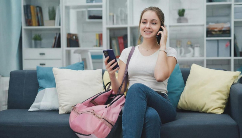 девушка с телефоном