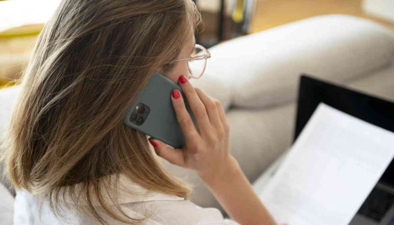 девушка с телефоном