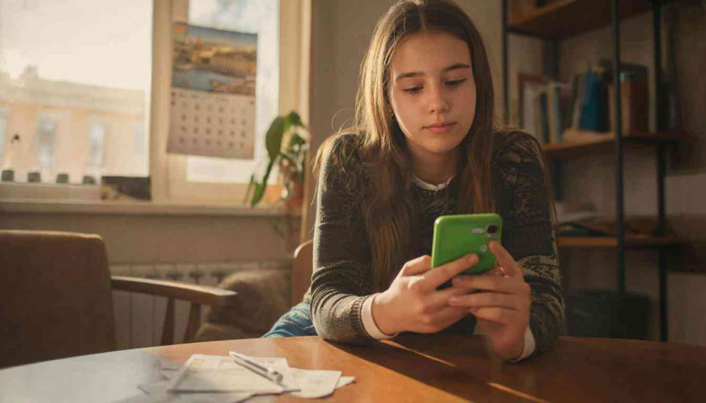 девушка с телефоном