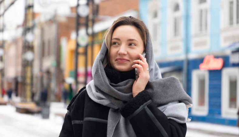 девушка с телефоном