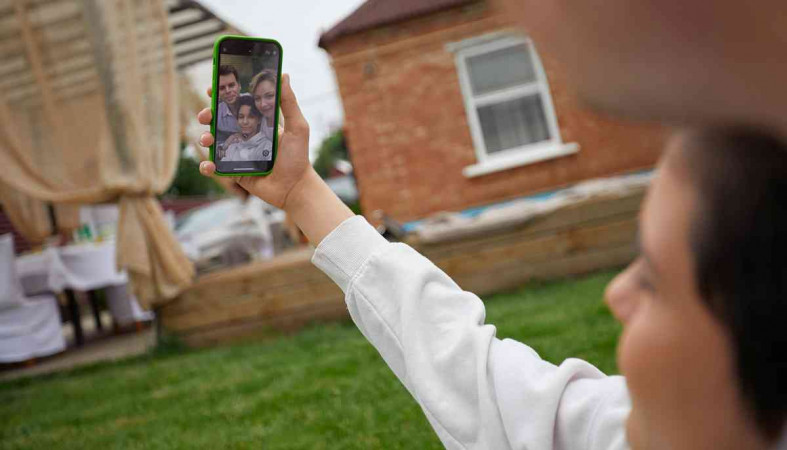 девушка с телефоном