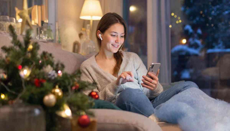 девушка с телефоном