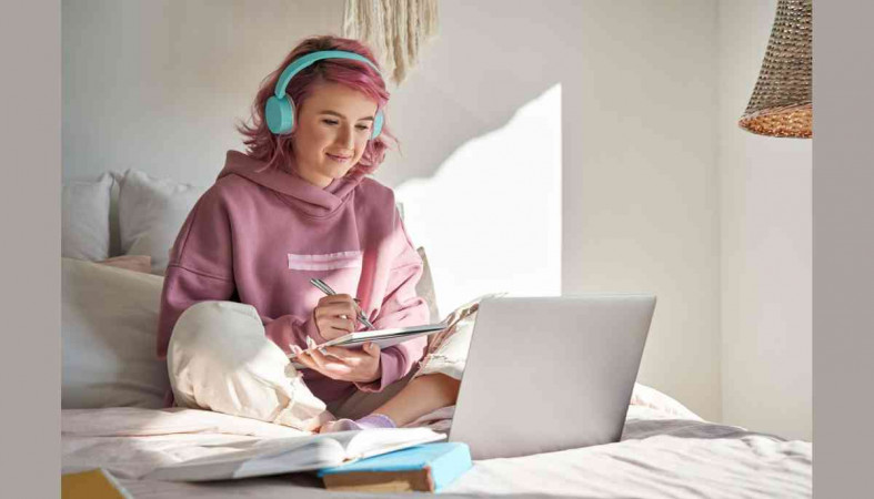 девушка за ноутбуком