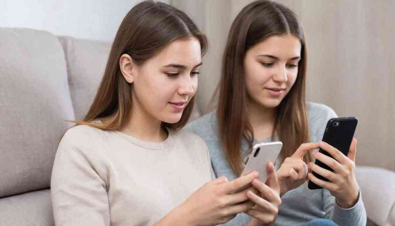 девушки с телефонами