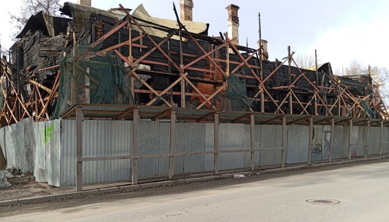 сгоревший памятник