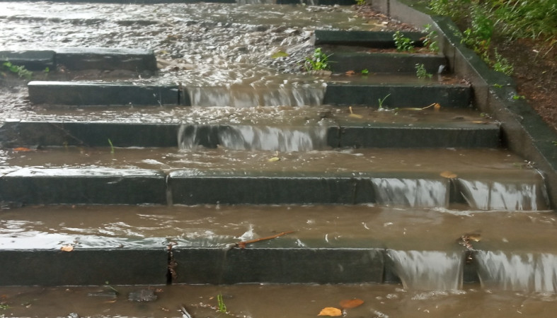 Вода течет по тротуару