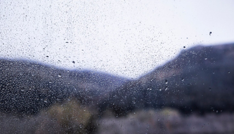 капли дождя на стекле