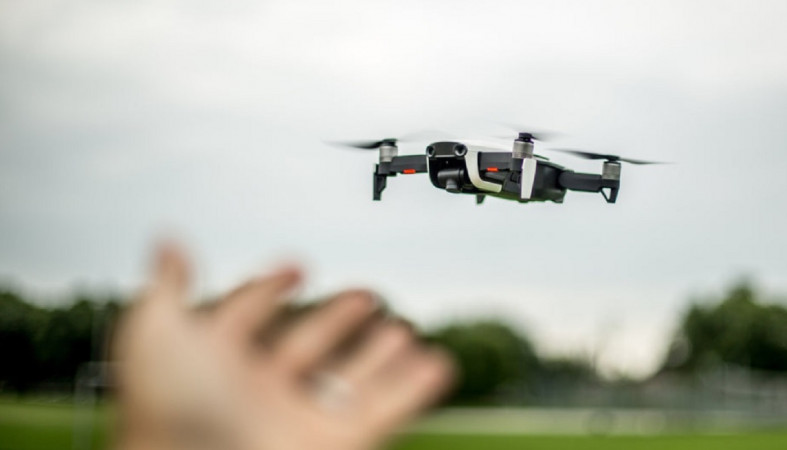 Беспилотник в небе Беспилотник в небе