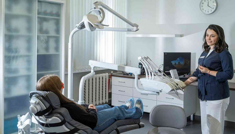 стоматолог