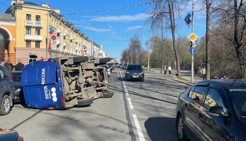 Перевернувшийся автомобиль