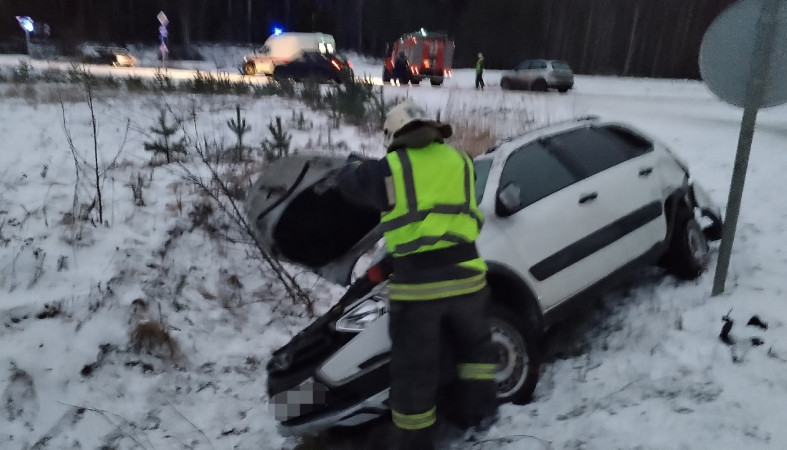 Автомобиль в кювете