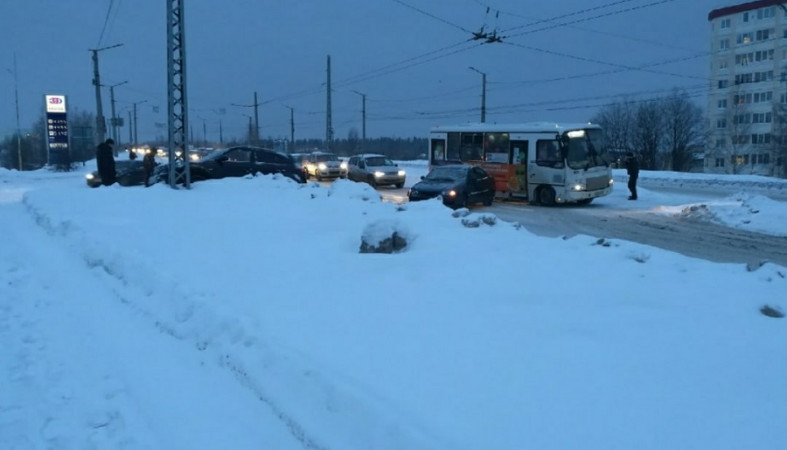 Птз говорит петрозаводск. Авария на Комсомольском проспекте Петрозаводск. Комсомольский 29 Петрозаводск. ДТП В Петрозаводске 21.02.2022 на Октябрьском проспекте. ДТП ПТЗ от 25 ноября Карелия.