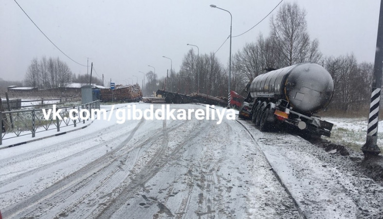 Движение на федеральной трассе в Карелии заблокировано из-за аварии