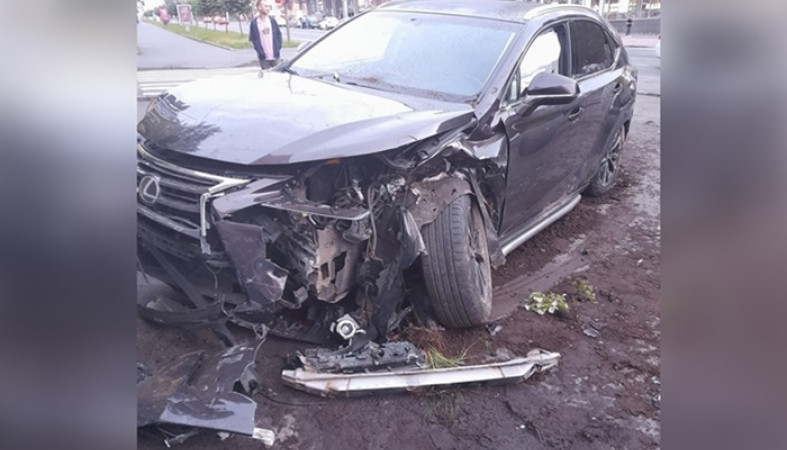 Юный водитель на Lexus врезался в другую иномарку в Петрозаводске