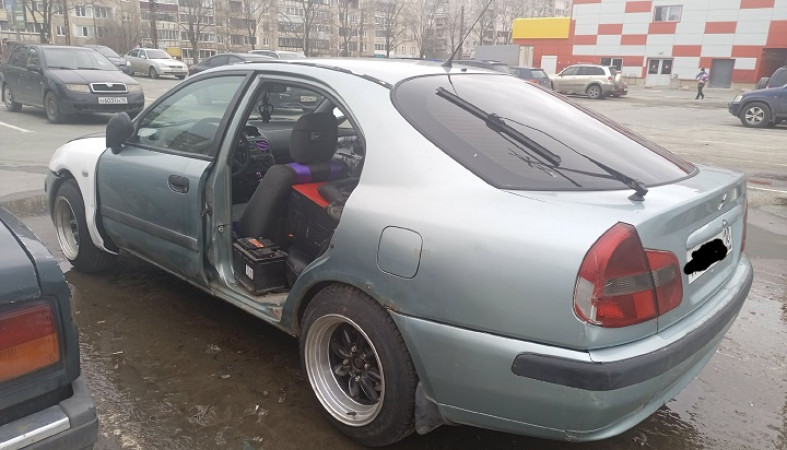 Воры вырвали дверь автомобиля около гипермаркета в Петрозаводске
