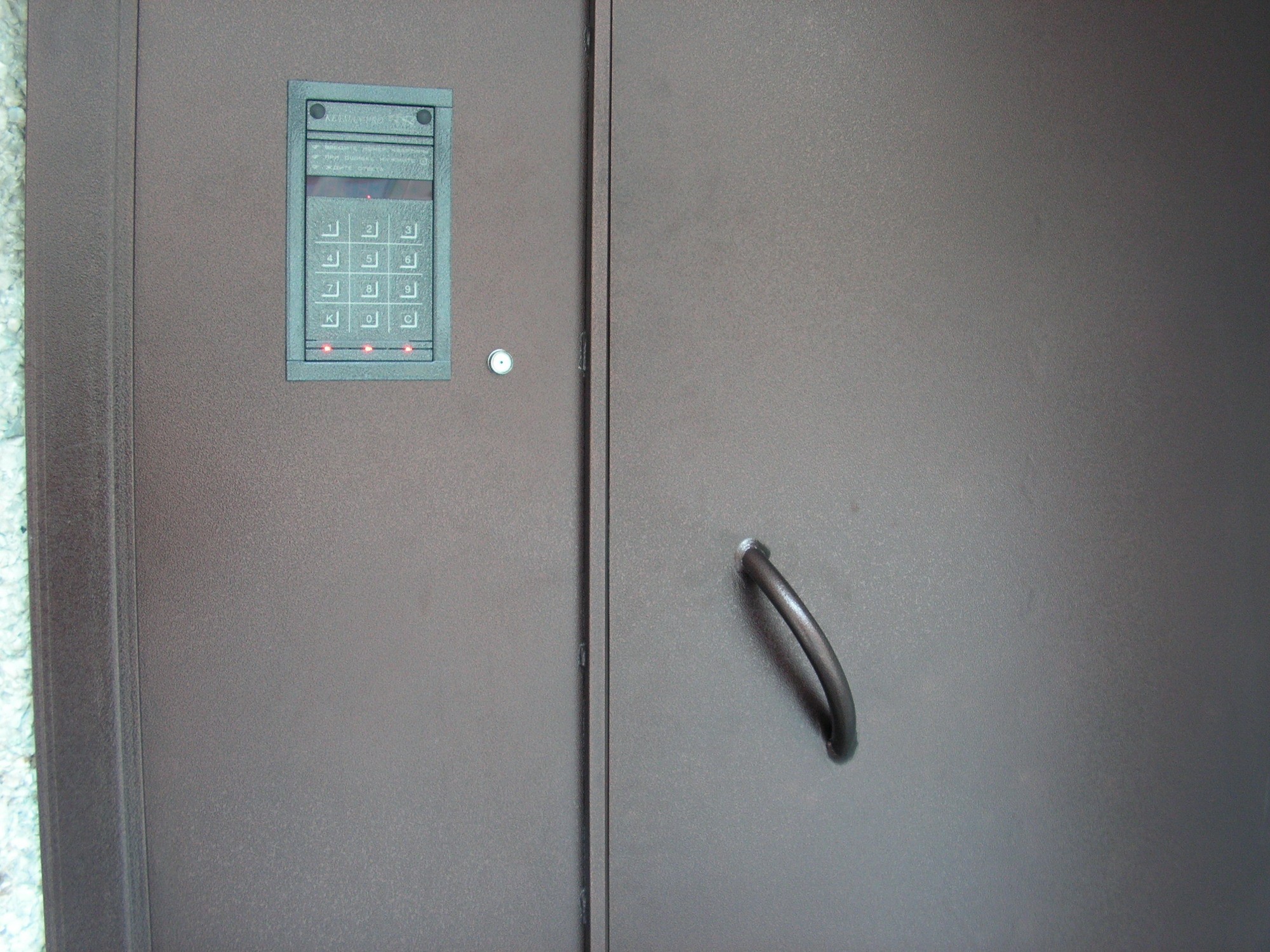 Подъездная дверь открыта. Входная дверь Vizit с домофоном в подъезд. Домофон 2023. Домофон Лидер-м 1997 года. Антивандальные подъездные двери.