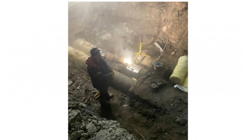 поврежденная труба и сварщик