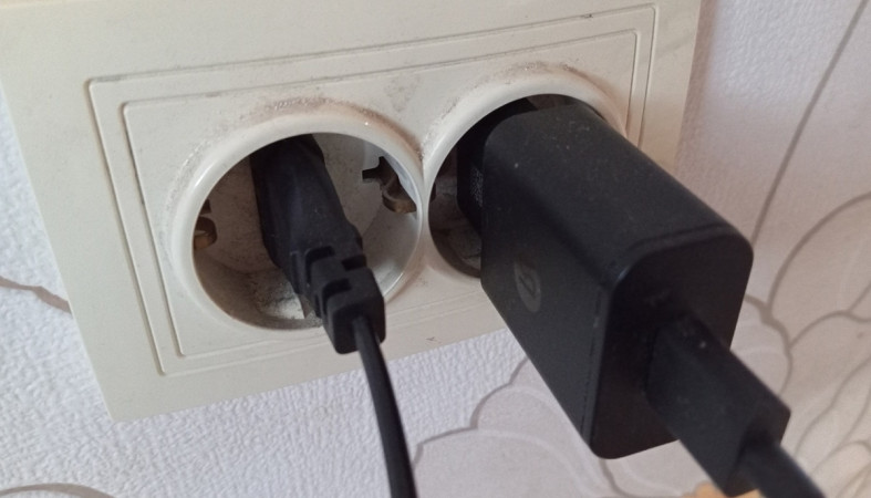 зарядка в розетке