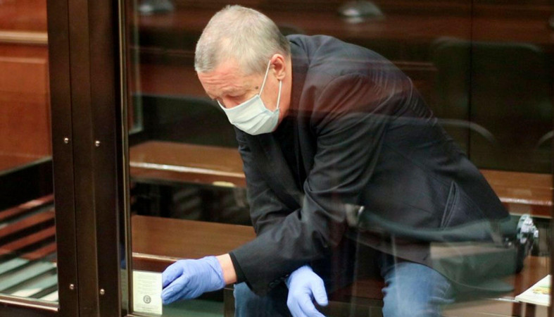 Михаил Ефремов не желает отдавать деньги жене — Борьба за кровные