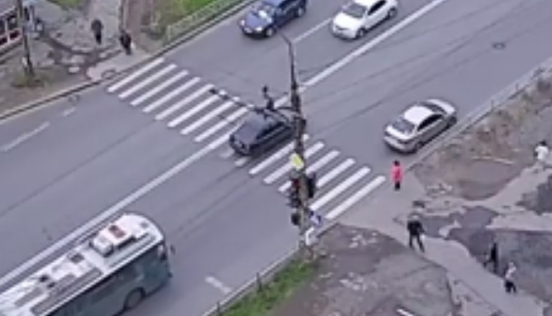 Автомобиль на большой скорости сбил девушку в Петрозаводске (видео)