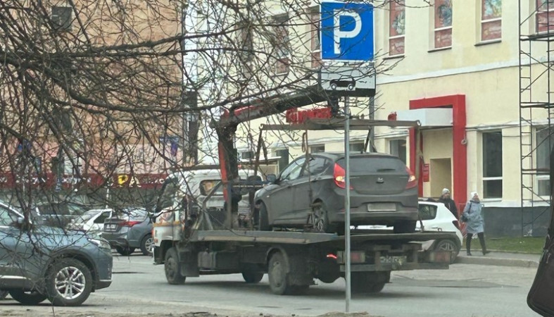 Эвакуатор увез машины от торгового центра Петрозаводска