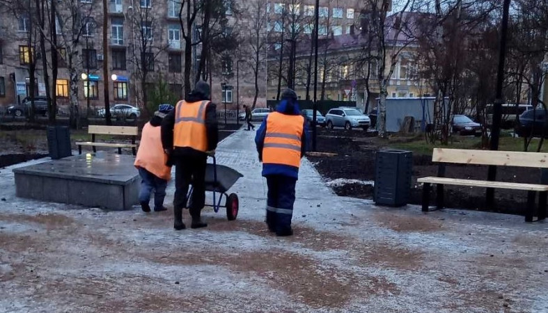 Подрядчик борется с наледью на лестничных спусках Петрозаводска