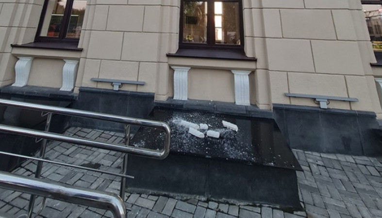 Куски лепнины падают со стен ЖД вокзала в Петрозаводске