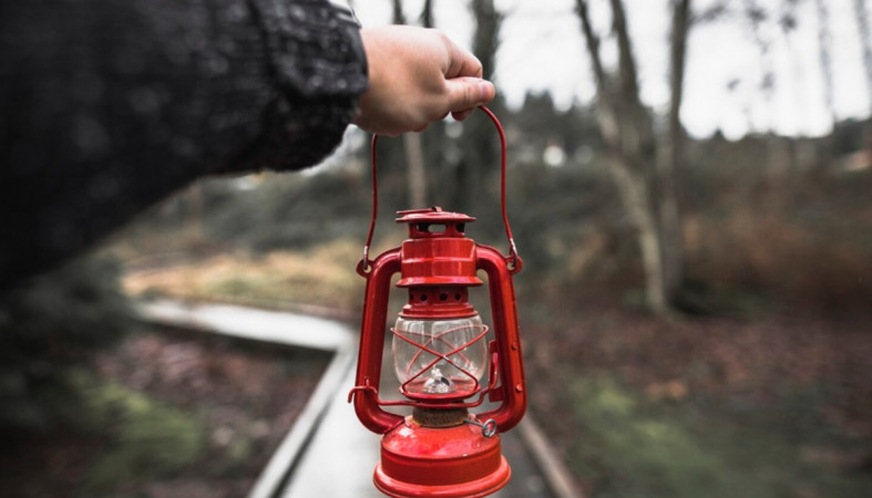 фонарь в руке